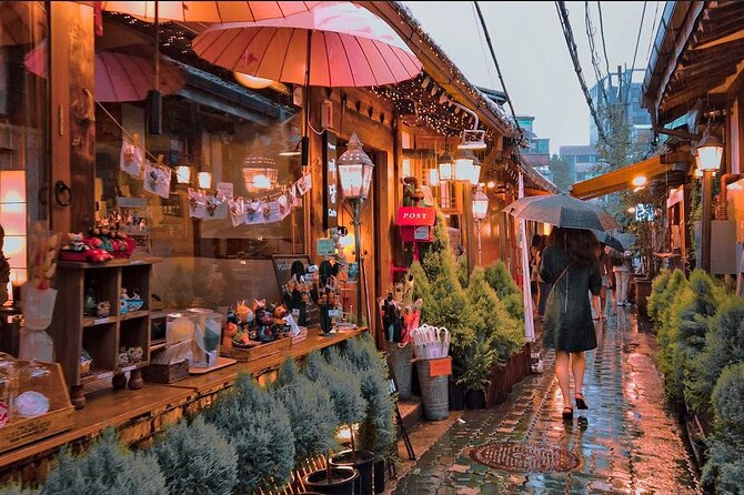 Seoul Fun Food Tour: 12 different food tastings - Choosing noodles at a 24-hour ramen shop