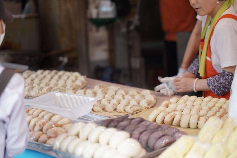 Seoul: Guided Street Food Tour at Namdaemun Market - Following the guide through Namdaemun’s narrow lanes