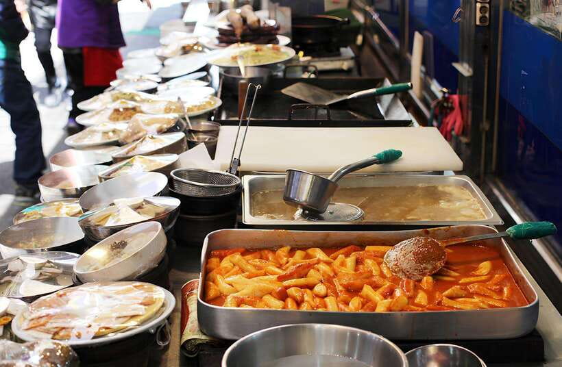 Seoul: Guided Street Food Tour at Namdaemun Market - The 30-minute market and arts stop
