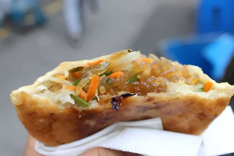 Seoul: Guided Street Food Tour at Namdaemun Market - Sungnyemun Gate and the final photo stop