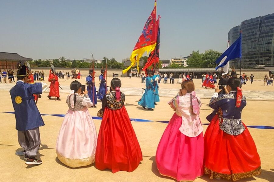 Seoul: Gyeongbok Palace and Bukchon Hanok Walking Tour - Key points at a glance