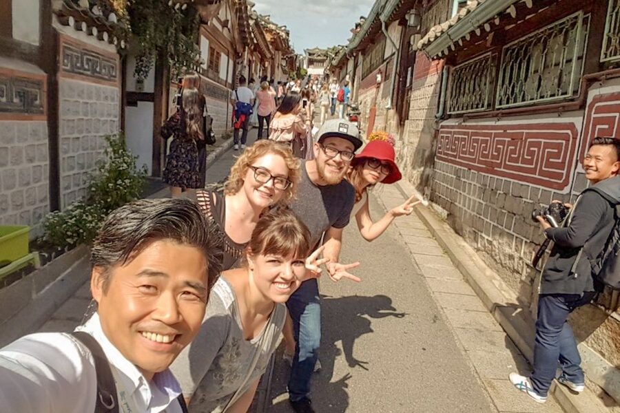 Seoul: Gyeongbok Palace and Bukchon Hanok Walking Tour - Gyeongbokgung Palace and the morning guard ceremony
