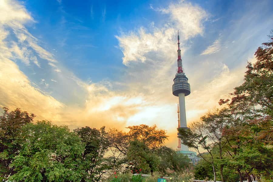 Seoul: Gyeongbokgung / Hanok Village / N Seoul Tower - Gyeongbokgung Palace in traditional dress