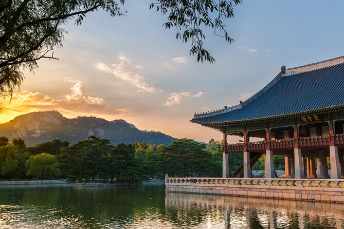 Seoul: Gyeongbokgung Palace Half day Tour - Gyeonghoeru Pavilion and the Closing View