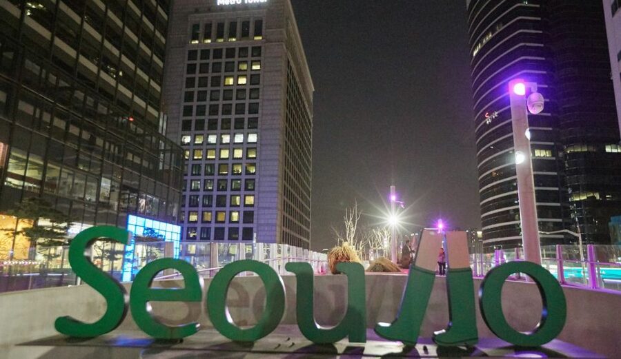 Seoul: Moonlight Rainbow Fountain Show Night Tour - Hangang Park and the ramyeon stop