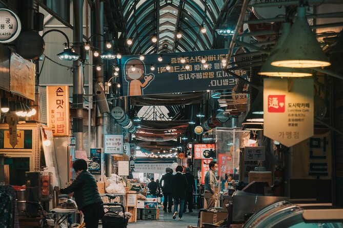 Seoul Night Palace & Market Food Tour with Vehicle - Guides are a major part of the value
