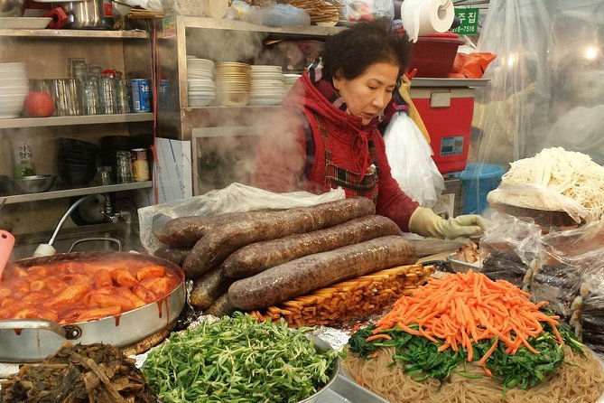 Seoul Night Tour (Gwangjang Market, Royal Palace and Naksan Park) - Why the guides matter so much