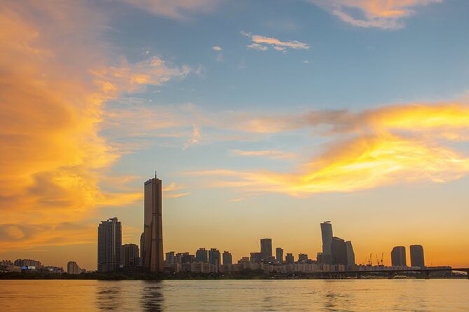 Seoul Night Tour with Han River Cruise and Gyeongbokgung Palace - Insadong: Seoul’s arts and craft district