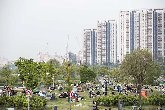 Seoul Night Tour with Han River Cruise and Gyeongbokgung Palace - Yeouido Hangang Park: Seoul by boat after sunset