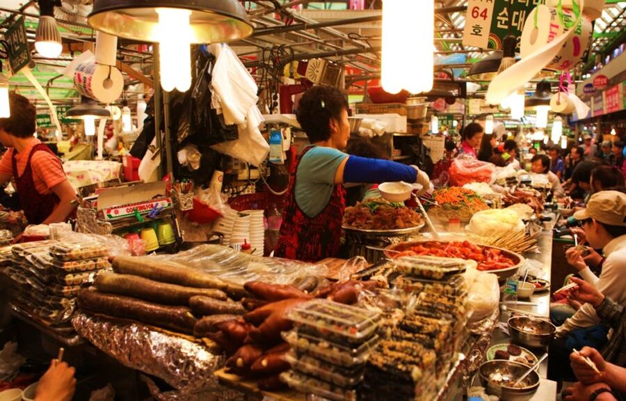 Seoul: Nighttime Tour of Palace, Market, Naksan Park & More - Guides shape the experience
