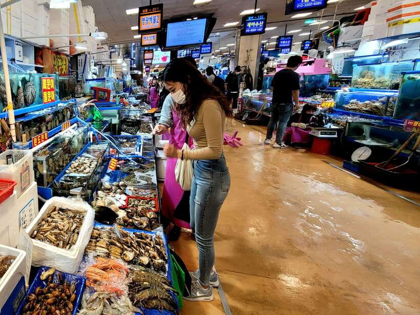 Seoul: Noryangjin Fish Market Dinner - Choosing seafood with an English-speaking guide