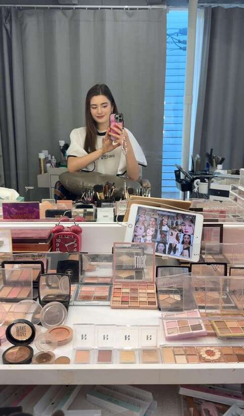 Seoul: Sihyunhada Photo, Personal Color, Makeup&Hair TOUR - Your meeting with the guide at Hapjeong Station