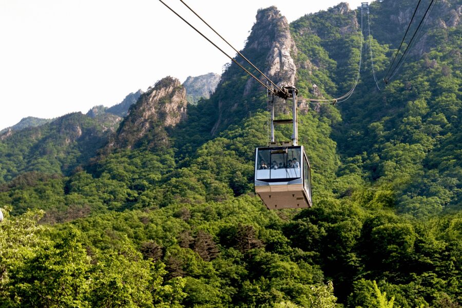 Seoul: Sokcho beach, market, hot spring and Seorak Cable Car - Guides, vans, and the practical rhythm