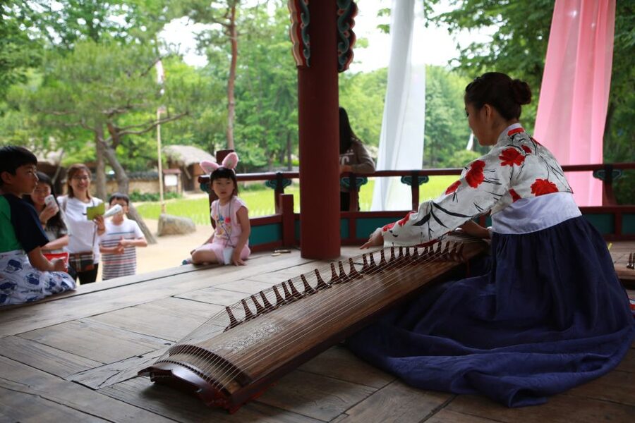 Seoul: Suwon Hwaseong Fortress & Korean Folk Village Tour - How the transport affects the day
