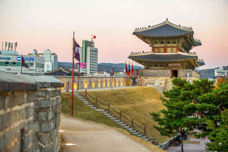 Seoul : Suwon Hwaseong Fortress+Starfield Library+Waujeongsa - Starfield Library brings the day into modern Suwon