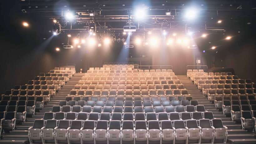 Seoul: The Painters Live Art K-pop Dance Show Ticket - Getting to Kyunghyang Art Hill