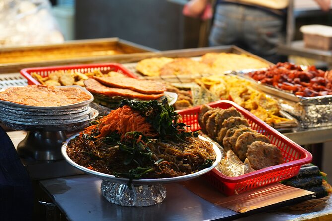 Seoul Vegan & Vegetarian Gwangjang Market Food Tour (11 Tastings) - The first tastes: vegetable mandu and market textures
