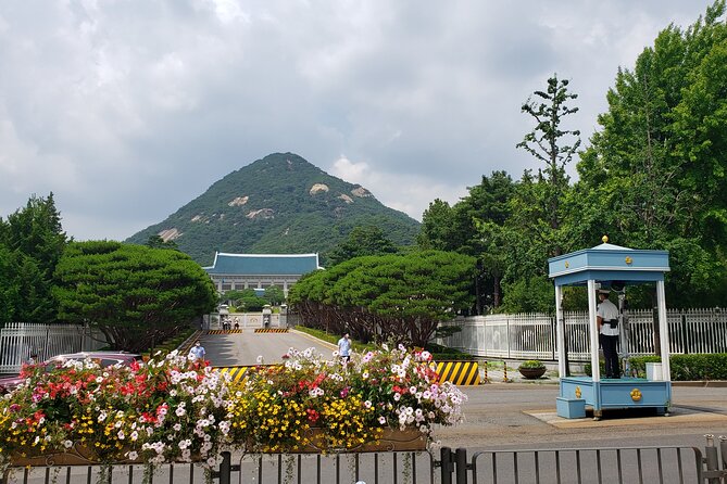 (Small Group) Palace & Seoul Old Town Highlights - Reading Korea’s story at Gwanghwamun Square