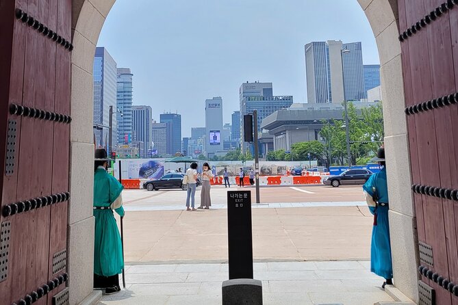 (Small Group) Palace & Seoul Old Town Highlights - Seeing everyday architecture in Bukchon Hanok Village