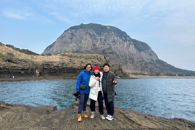 Small Group Tour in West Jeju Healing Island w/Caves & Dolphins - O’Sulloc Tea Museum and Innisfree Jeju House