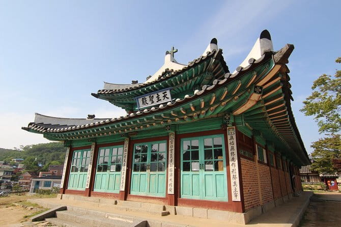 Street photoshoot and Seoul Hidden gem History Walking Tour - What the photography package really gives you