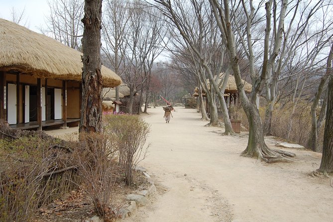 Suwon Hwaseong Fortress and Korean Folk Village Day Tour from Seoul - What kind of guide can you expect?