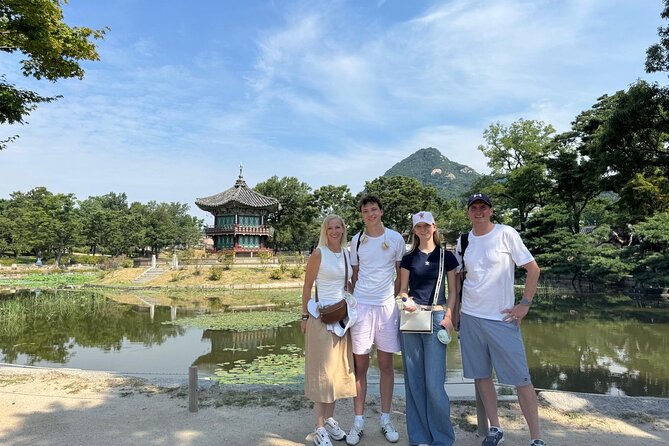 Time Travel in Seoul: Gyeongbokgung Palace, Folk Museum & Bukchon - Gyeongbokgung Palace in a focused 50 minutes