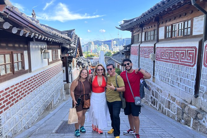Time Travel in Seoul: Gyeongbokgung Palace, Folk Museum & Bukchon - Mina’s guiding style and personal attention