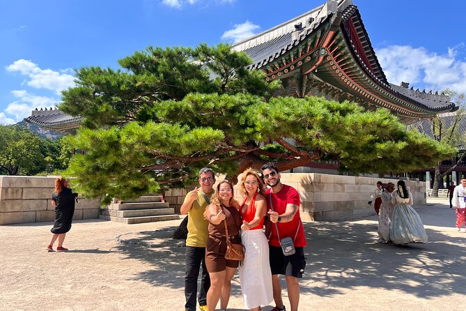 Time Travel in Seoul: Gyeongbokgung Palace, Folk Museum & Bukchon - Meeting at Gyeongbokgung Station
