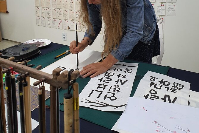 Write a Meaningful Korean Calligraphy Scroll in Insadong - What the teaching is like